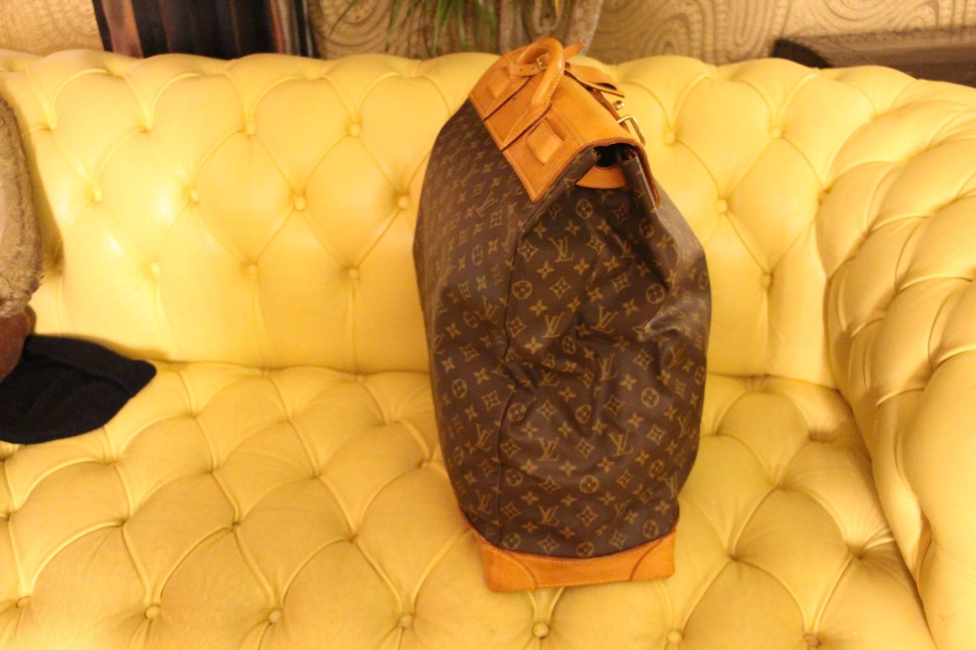 Beautiful Louis Vuitton monogram canvas.
Leather has got a very nice patina. No scratches. Original LV name holder.
Its interior is in very good condition, no stain and no smell.
As this bag is not sold any longer in Louis Vuitton stores, so it