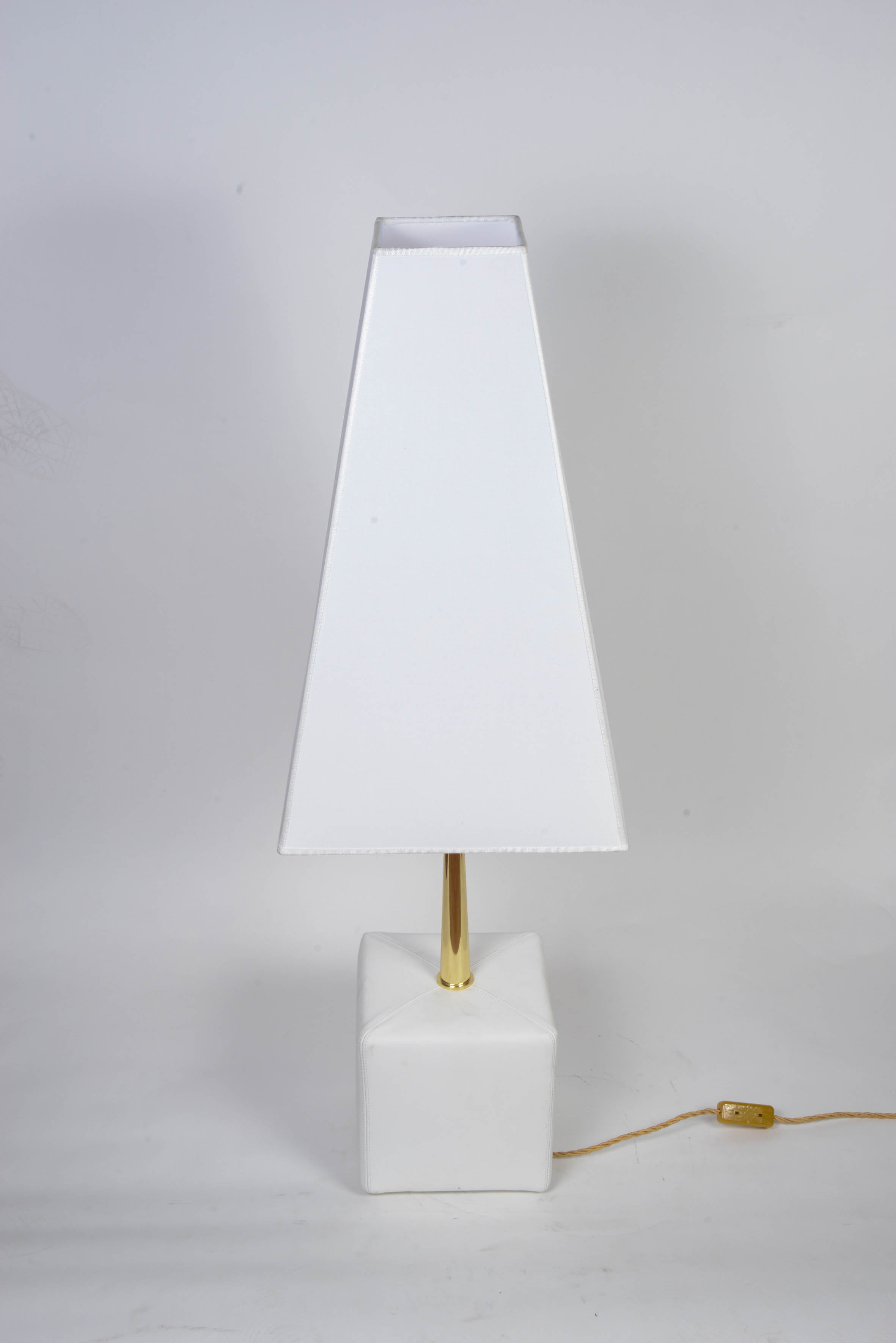 Pair of lamps designed by Angelo Brotto and made by Esperia editions.
Each lamp is made of a leather white square and a shining brass stem, finished by a tall shade.