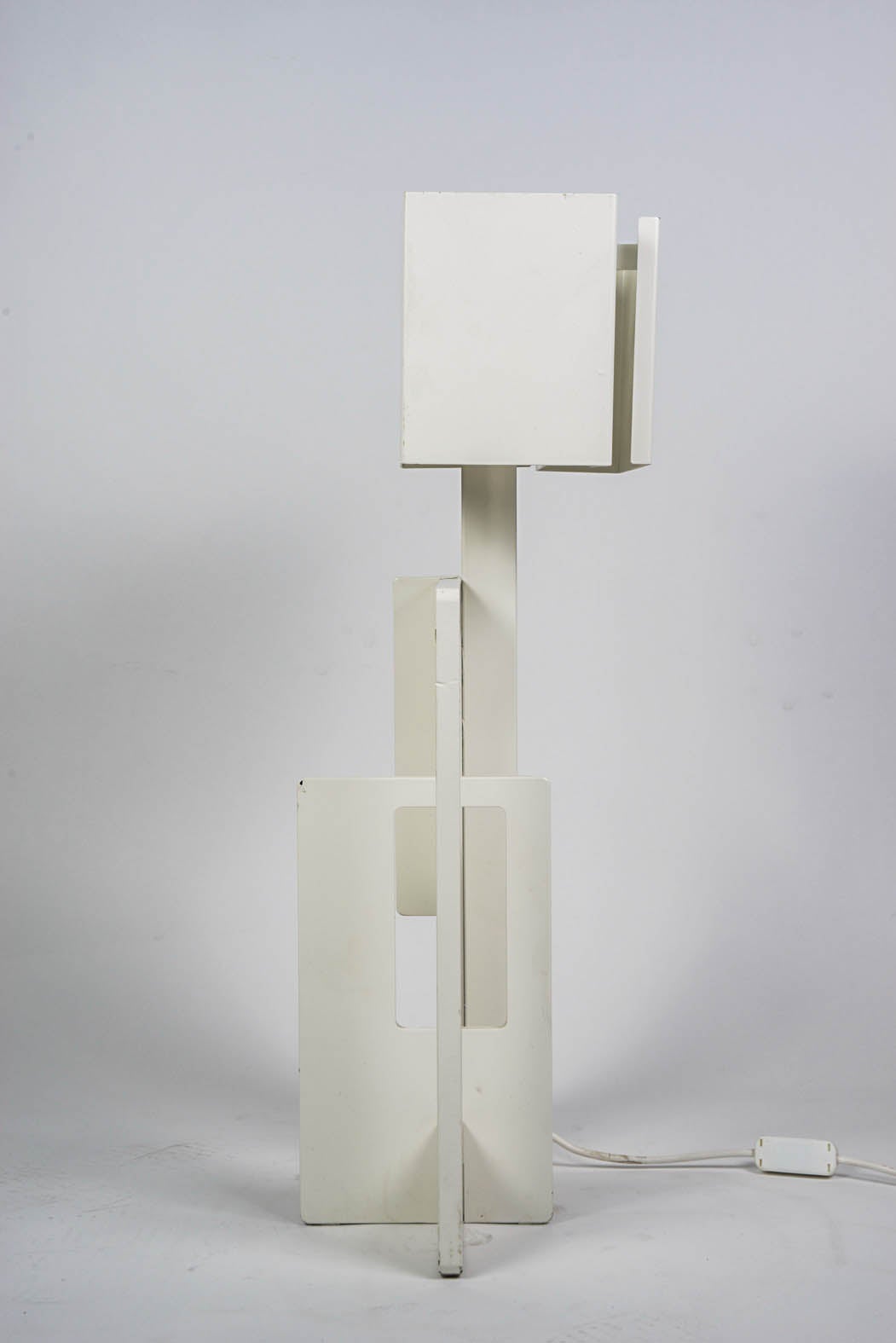 Geometric Pair of White Steel Angelo Brotto Lamps In Good Condition In Saint-Ouen, IDF