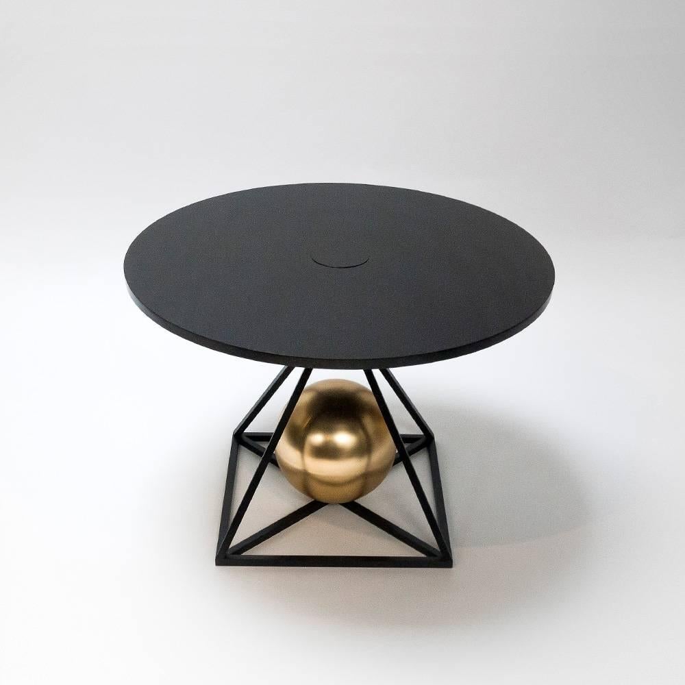 The contrepoids table, part of a limited edition collection, is a combination of the traditional know-hows of hammered metal and contemporary design. These tables refer to the tradition of the French decorative arts, twisted with an industrial touch