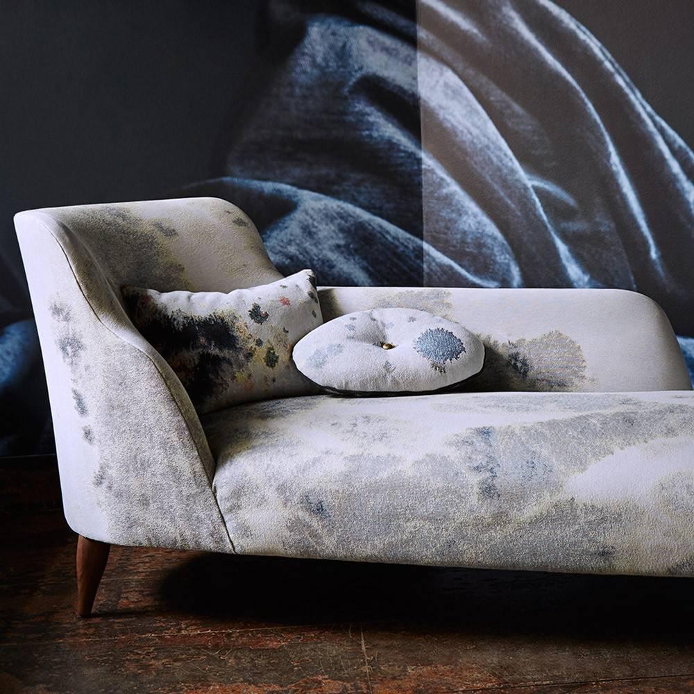 Goddard Chaise in Martyn Thompson Fabric In New Condition For Sale In New York, NY