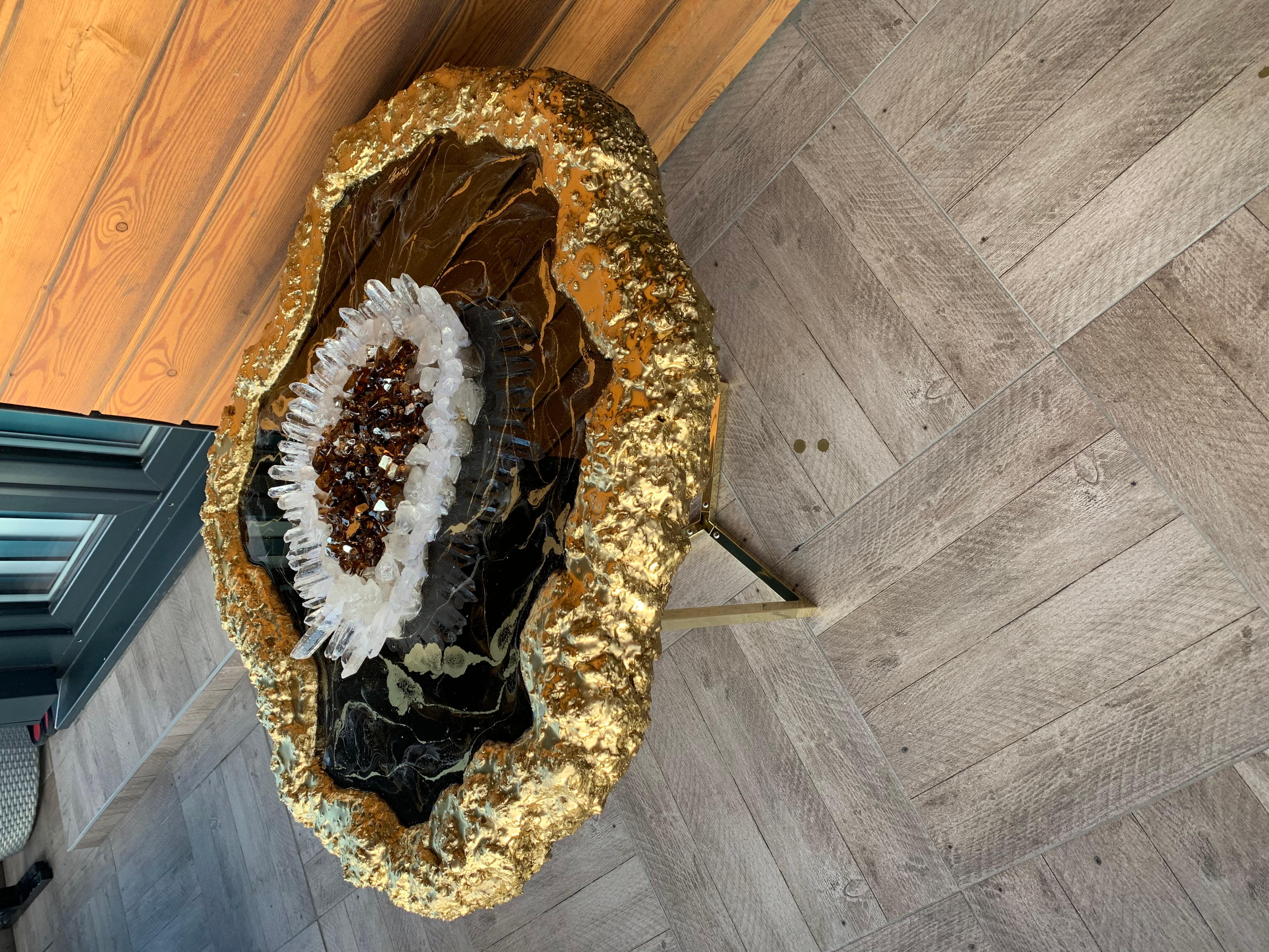 Introducing our  Black Marble Inspired Geode Table! 🖤 Every element of this masterpiece, from its natural quartz center to the reflective glass pieces, exudes charm & elegance! Edged with hard-as-rock golden trims to create an absolute ✨Geode