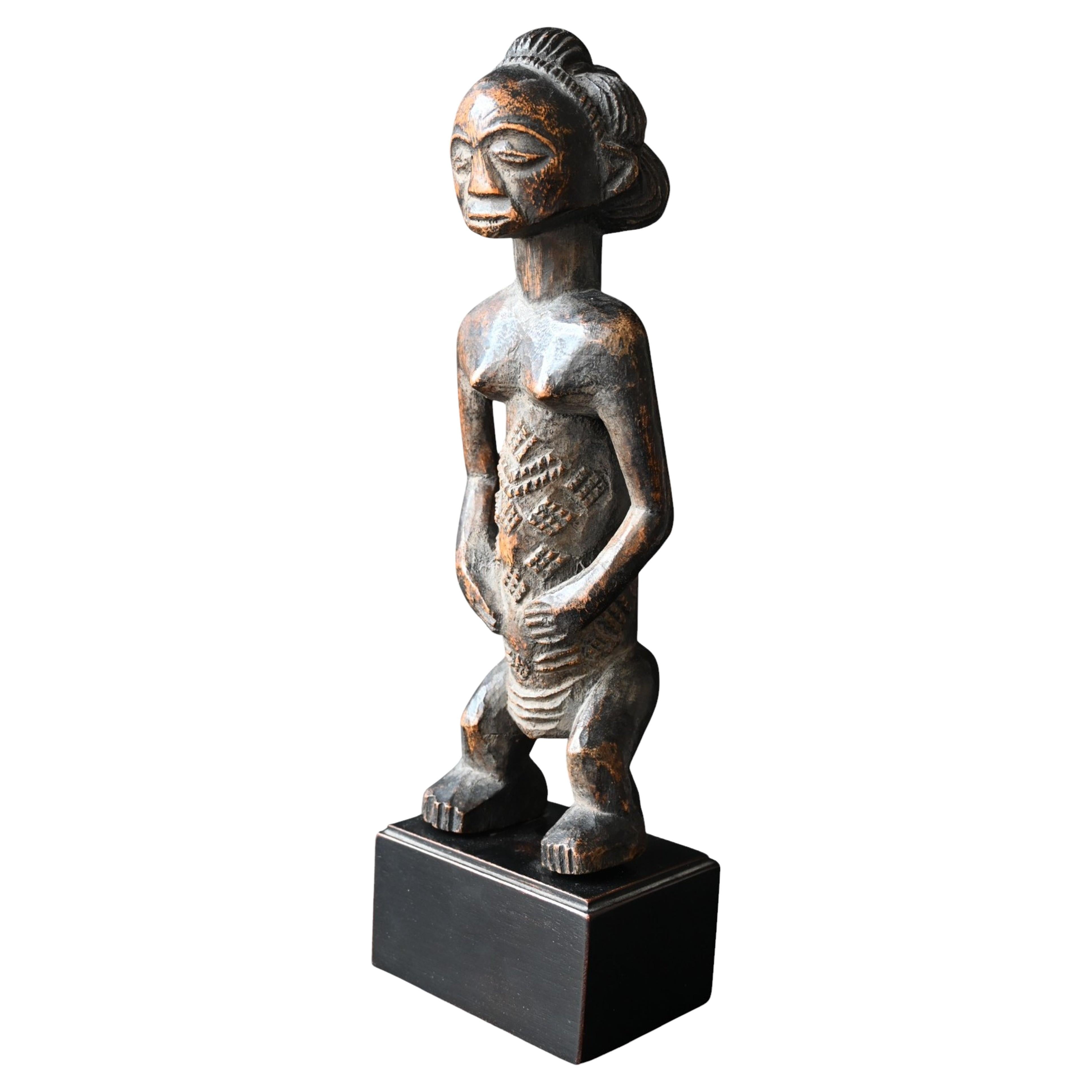 Weibliche Luba-Figur (Kalundwe-Stil), Demokratische Republik Kongo, Anfang 20.