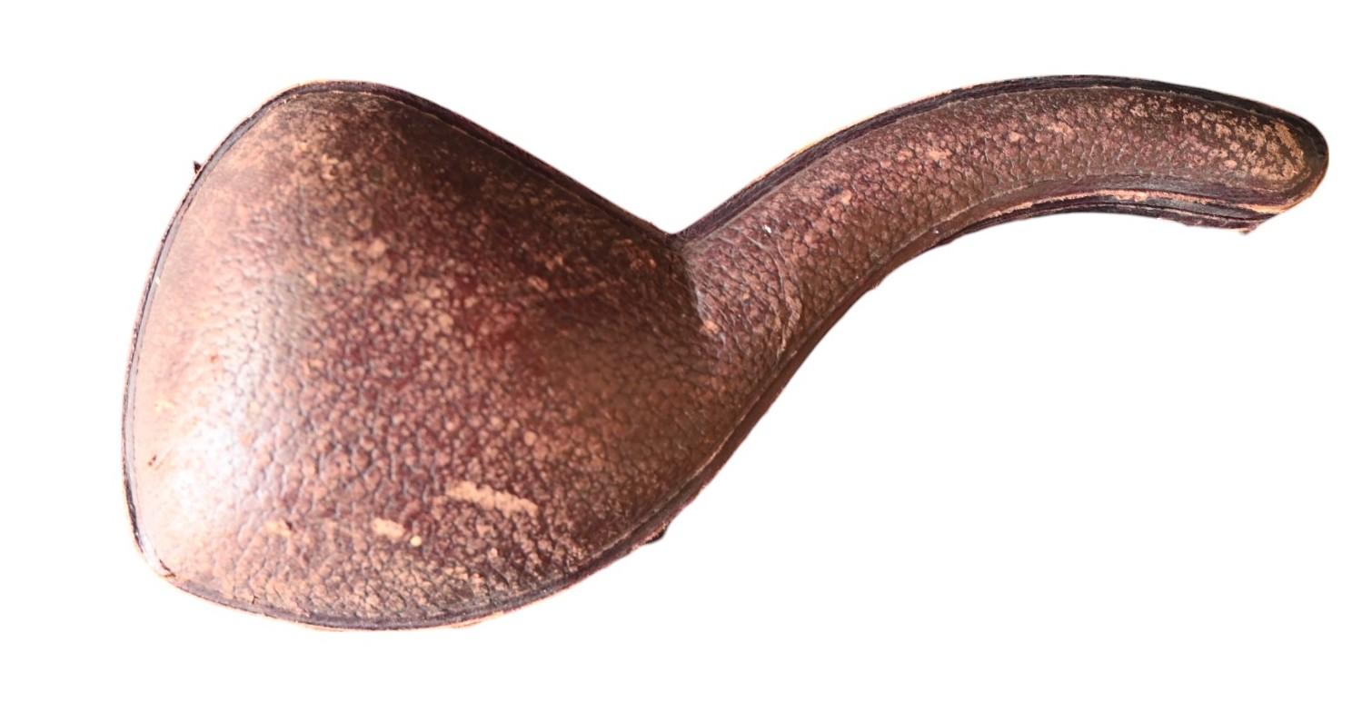 Pipa de espuma de mar que representa una cabeza india.
Vástago ámbar.
En su caja original.
Dimensiones: longitud de la caja 20 cm medida en línea recta, tubo 18 cm, altura de la cabeza 7 cm.
Francia, fechable hacia 1890