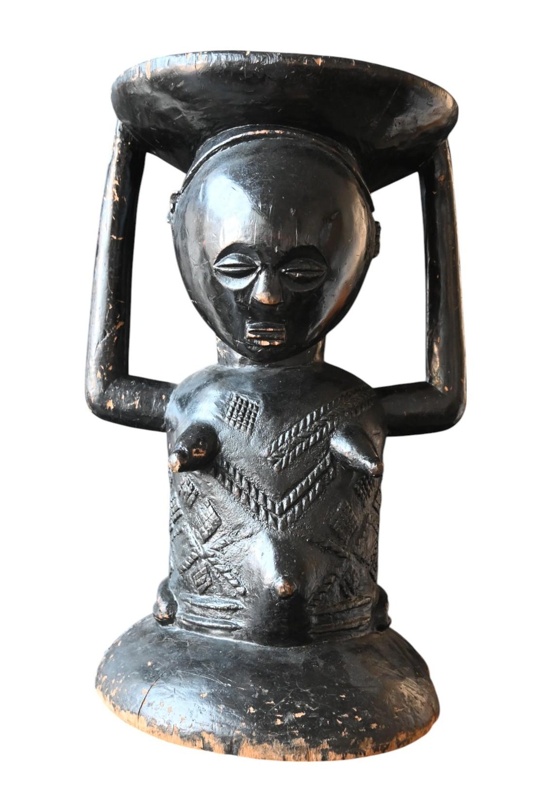 Tabouret cariatide Luba - Région d'Upemba, D.R. Congo
De la fin du XIXe siècle à 1900
Bois léger, richement patiné
Hauteur : 50 cm, diamètre du plateau 29 x 27,5 cm
Provenance : Collection coloniale danoise vers 1900 - Pierre Loos, Bruxelles

Cet