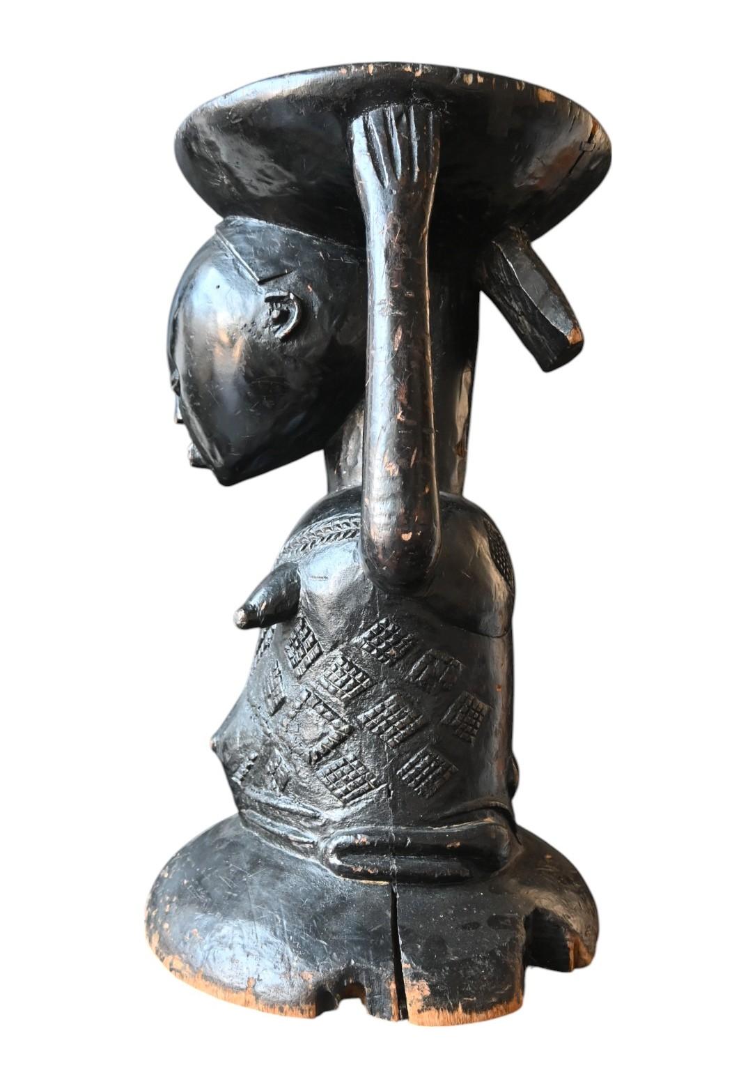 Sculpté à la main Tabouret cariatide Luba - Région d'Upemba, D.R. Congo, fin du 19e siècle en vente