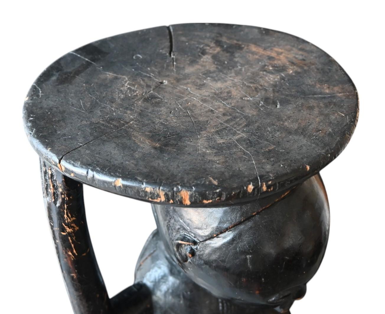 Tabouret cariatide Luba - Région d'Upemba, D.R. Congo, fin du 19e siècle en vente 3