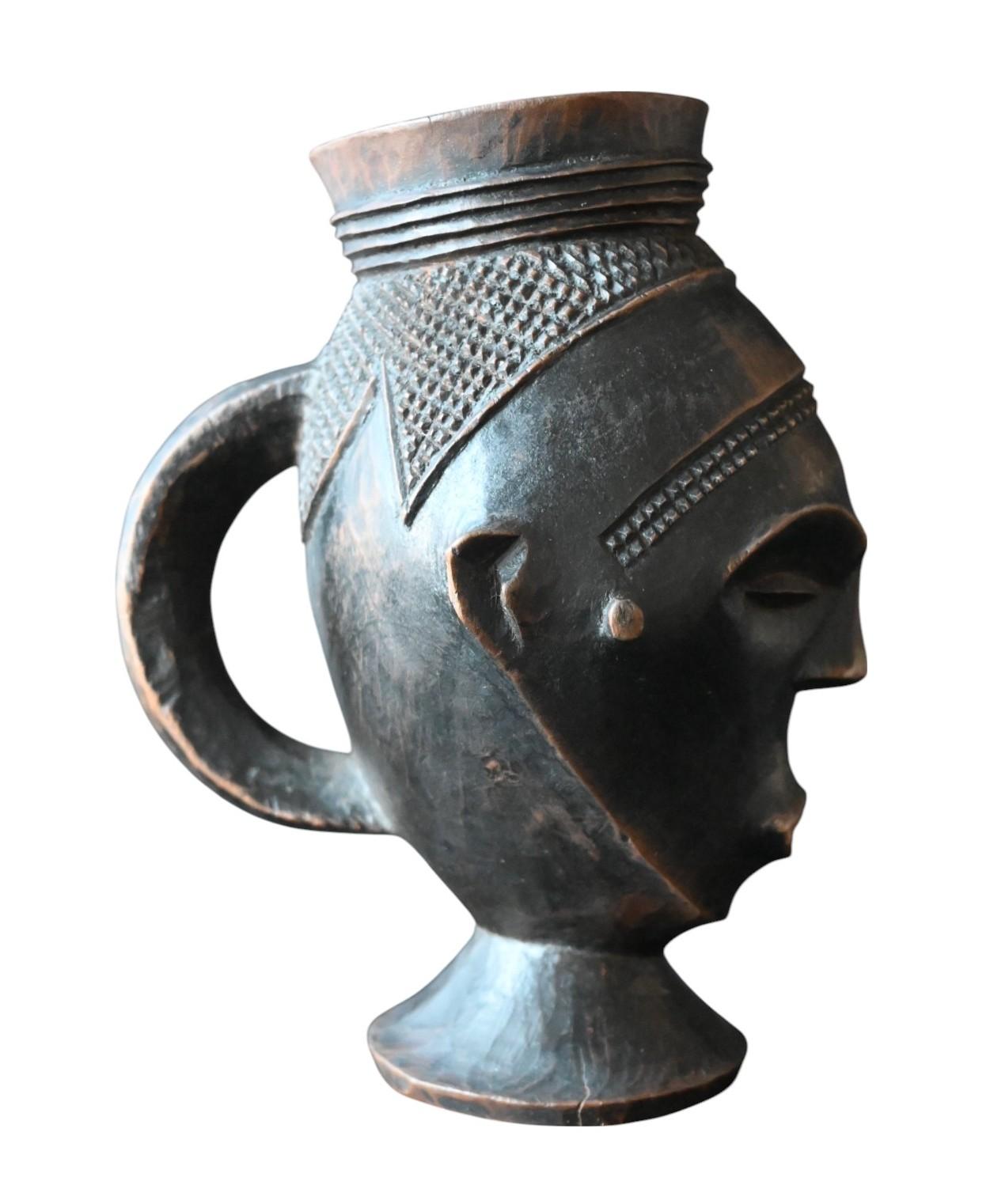 Anthropomorphe Lele- oder Kuba-Tasse aus geschnitztem Holz, Mitte des 20. (Stammeskunst) im Angebot