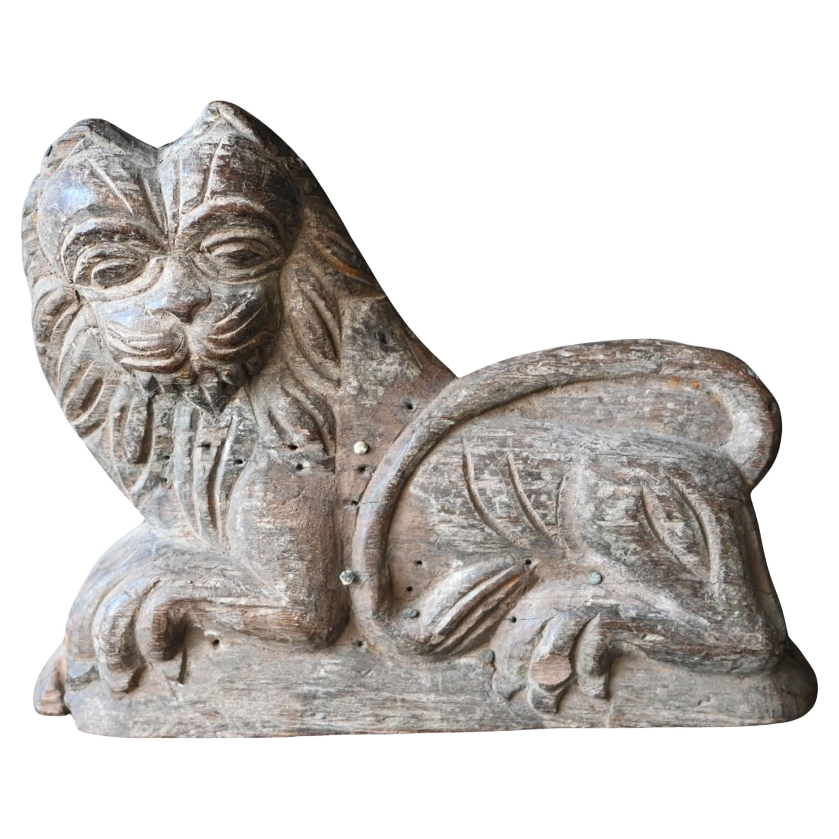Figura di leone in teak intagliato a mano - XIX secolo - Origine Asia meridionale