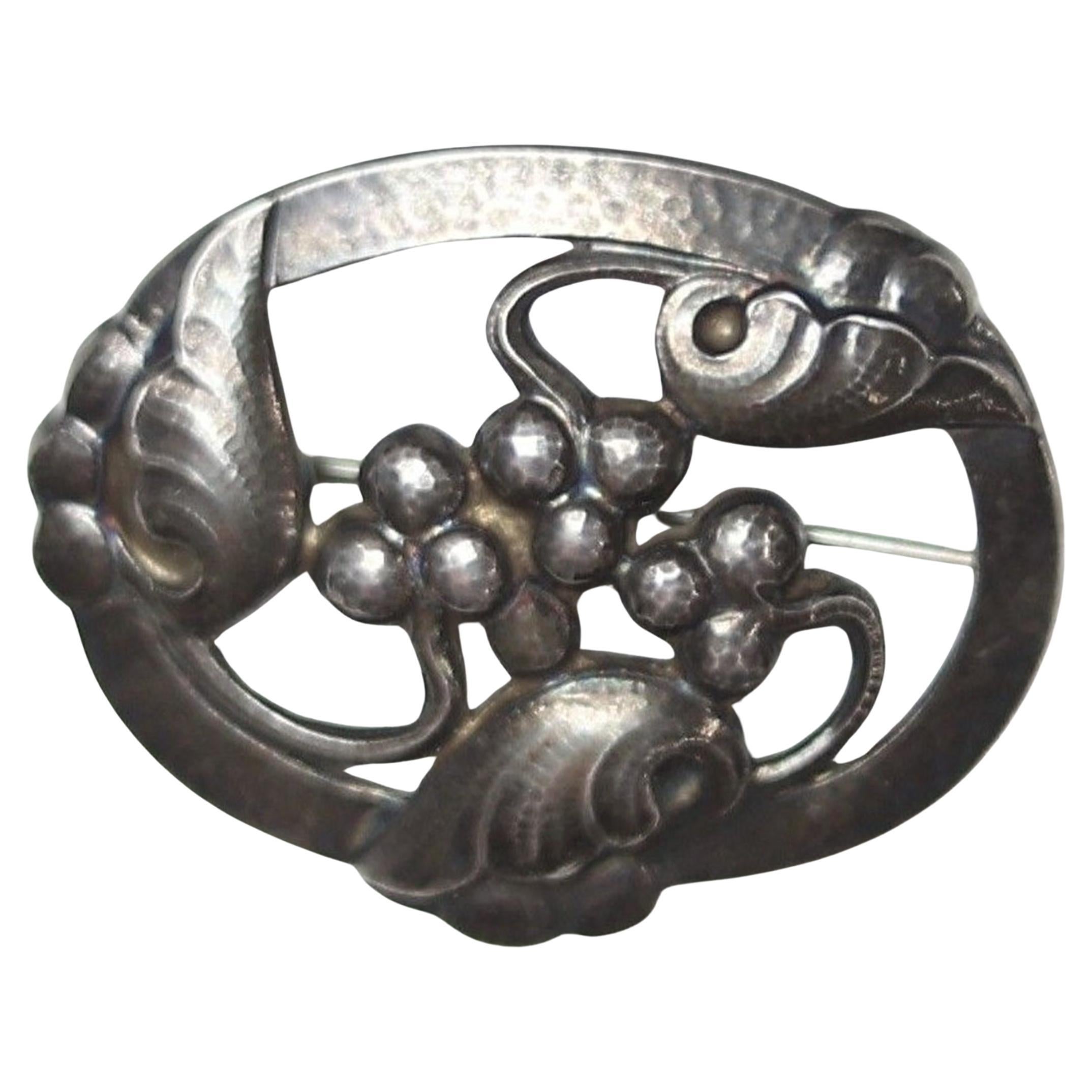 Spilla in argento Georg Jensen #101 - motivo "Uva al chiaro di luna in vendita