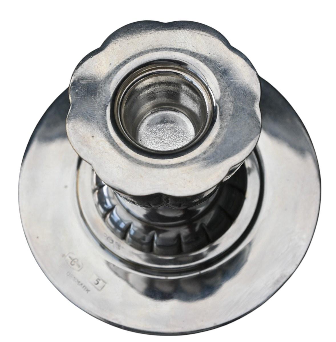 In vendita uno squisito candeliere in argento sterling, design No. 5, del famoso argentiere danese Georg Jensen, basato su un modello del celebre designer Johan Rohde.

Realizzato in Danimarca nel 1949, questo elegante candeliere presenta il