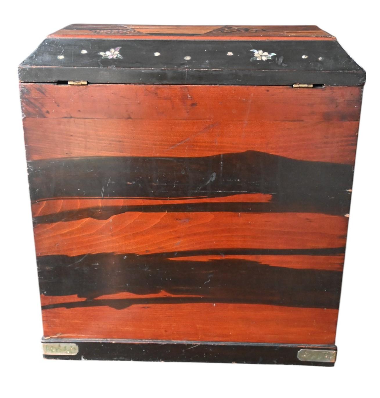 Japanese Kusuri Dansu – Apothecary Box With Yosegi Marquetry & Raden Inlays For Sale 2