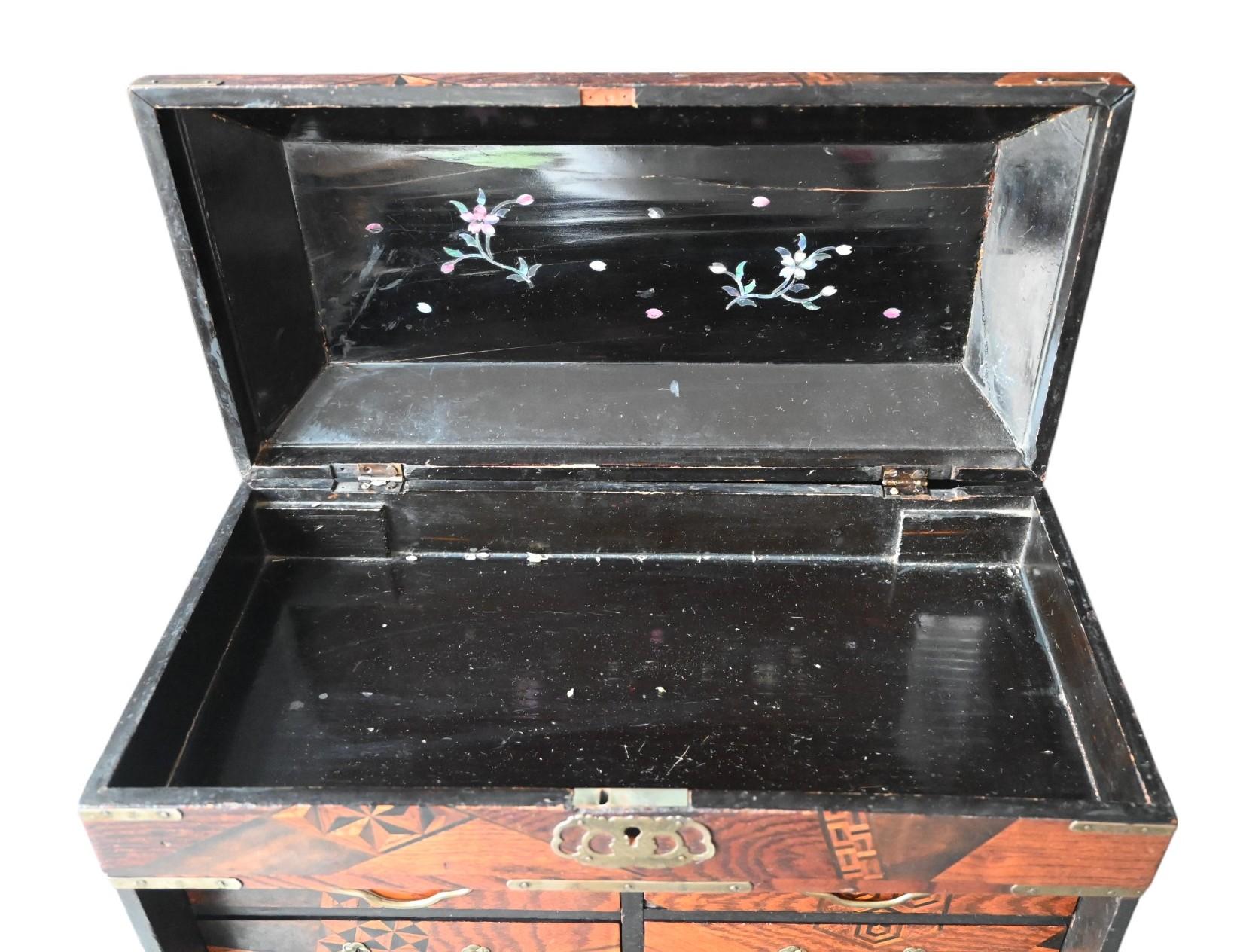 Japanese Kusuri Dansu – Apothecary Box With Yosegi Marquetry & Raden Inlays In Good Condition For Sale In Bilzen, BE