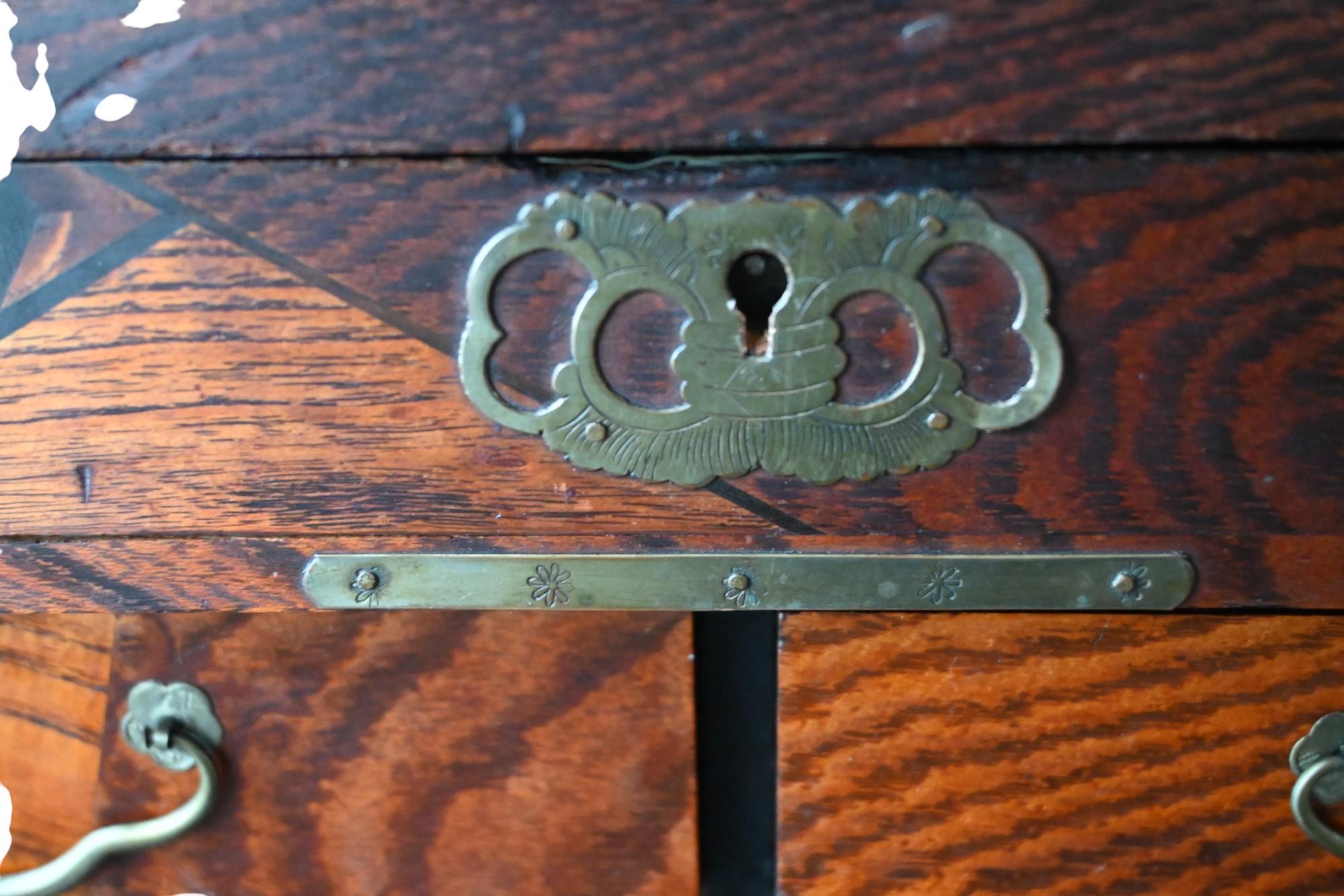 Japanese Kusuri Dansu – Apothecary Box With Yosegi Marquetry & Raden Inlays For Sale 3