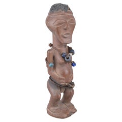 Figura femenina Songye con abalorios, Congo, primera mitad del siglo XX