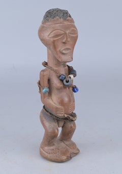 Figura femenina Songye con abalorios, Congo, primera mitad del siglo XX