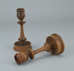 Paire de bougeoirs en bois d'olivier tournés à la main – Treen – XIXe siècle