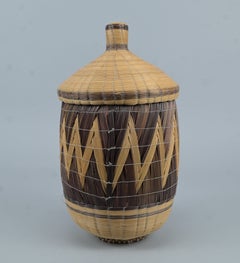 Covered Tutsi basket in geometric basketry - Rwanda, first half 20th century