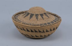 Tutsi covered basket in raffia basketry - Rwanda - first half 20th century