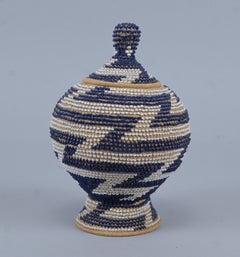 Covered Tutsi basket in raffia basketry and glass beads - Rwanda - mid 20th C.