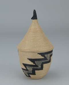 Agaseke — Panier en fibre à couvercle de type tutsi, Rwanda, milieu du XXe siècle