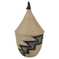 Agaseke — Panier en fibre à couvercle de type tutsi, Rwanda, milieu du XXe siècle