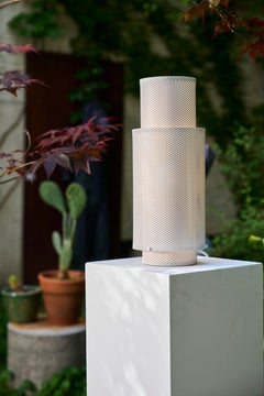 P & A. Una lampada scultorea in metallo traforato dall'Italia di Solmistudio