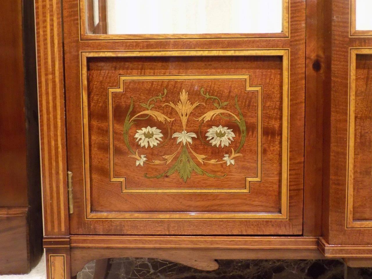 Early 20th Century Stunning Fiddleback Mahogany Edwards & Roberts Antique Display/China Cabinet For Sale