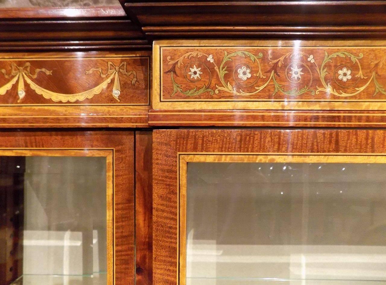 Stunning Fiddleback Mahogany Edwards & Roberts Antique Display/China Cabinet For Sale 2