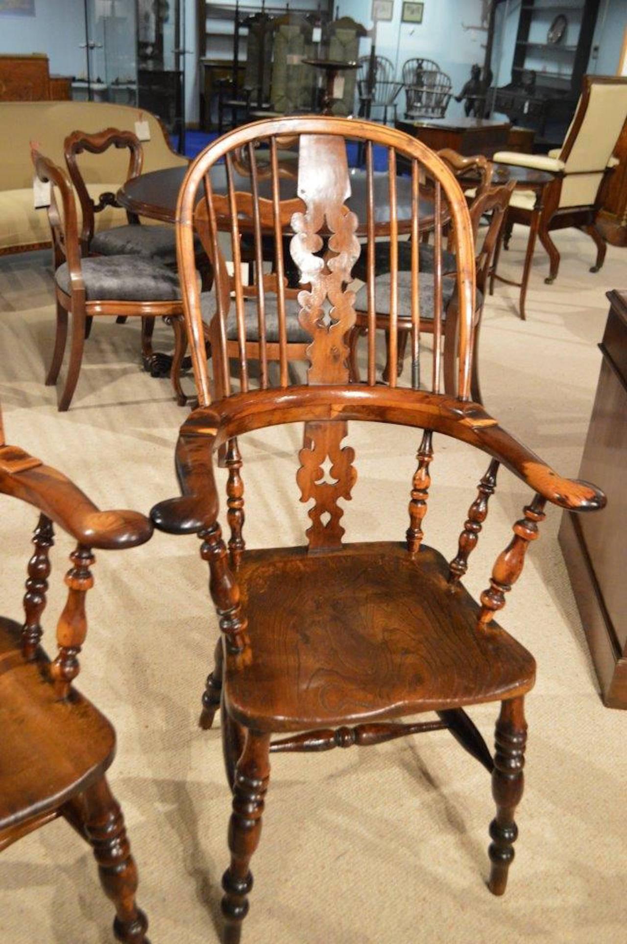 A Wonderful Set of 4 Yew Wood Broad Arm Windsor Chairs In Excellent Condition In Darwen, GB