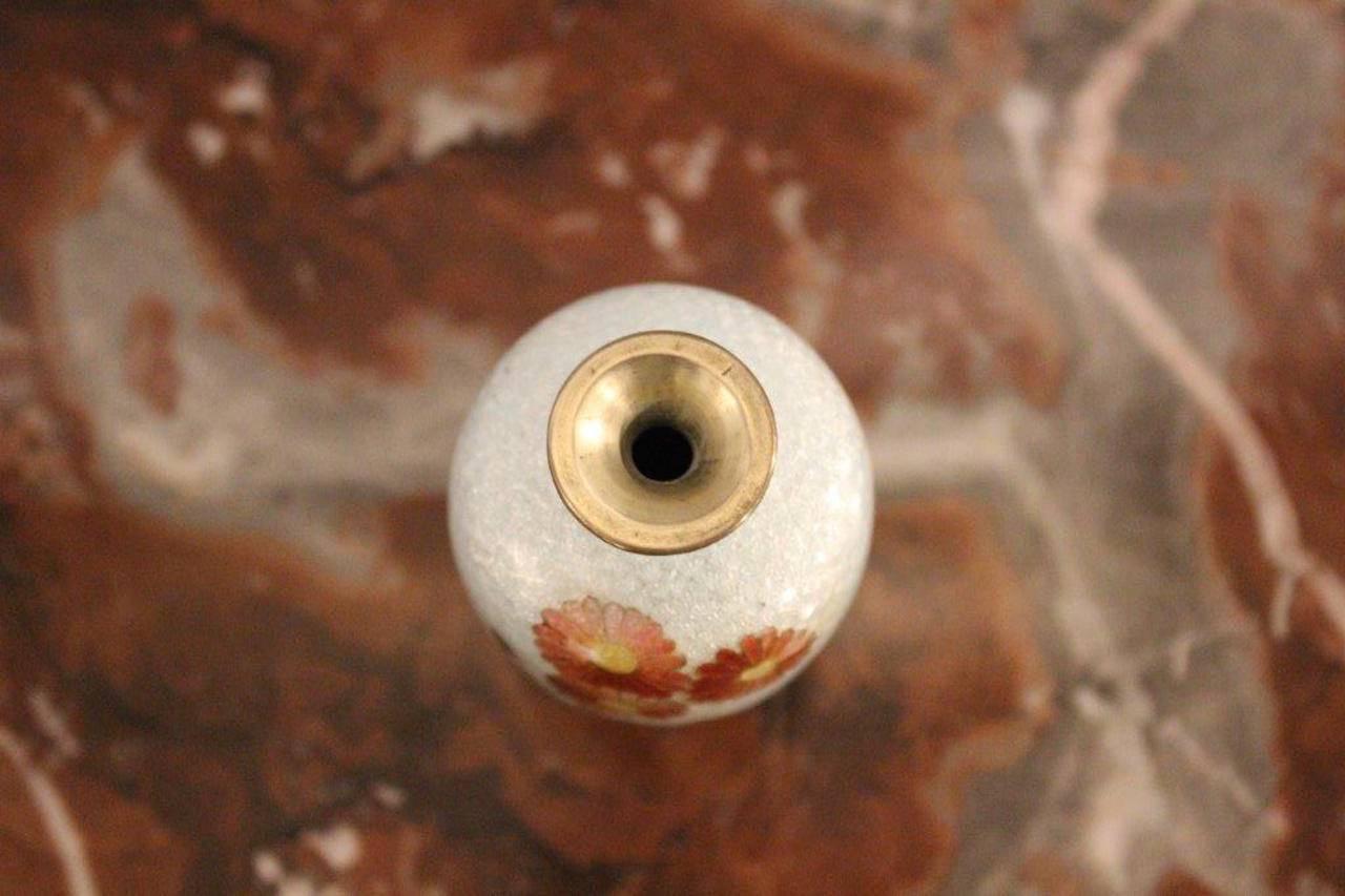 Beautiful Small Silver Ground Ginbari Cloisonné Vase In Excellent Condition In Darwen, GB