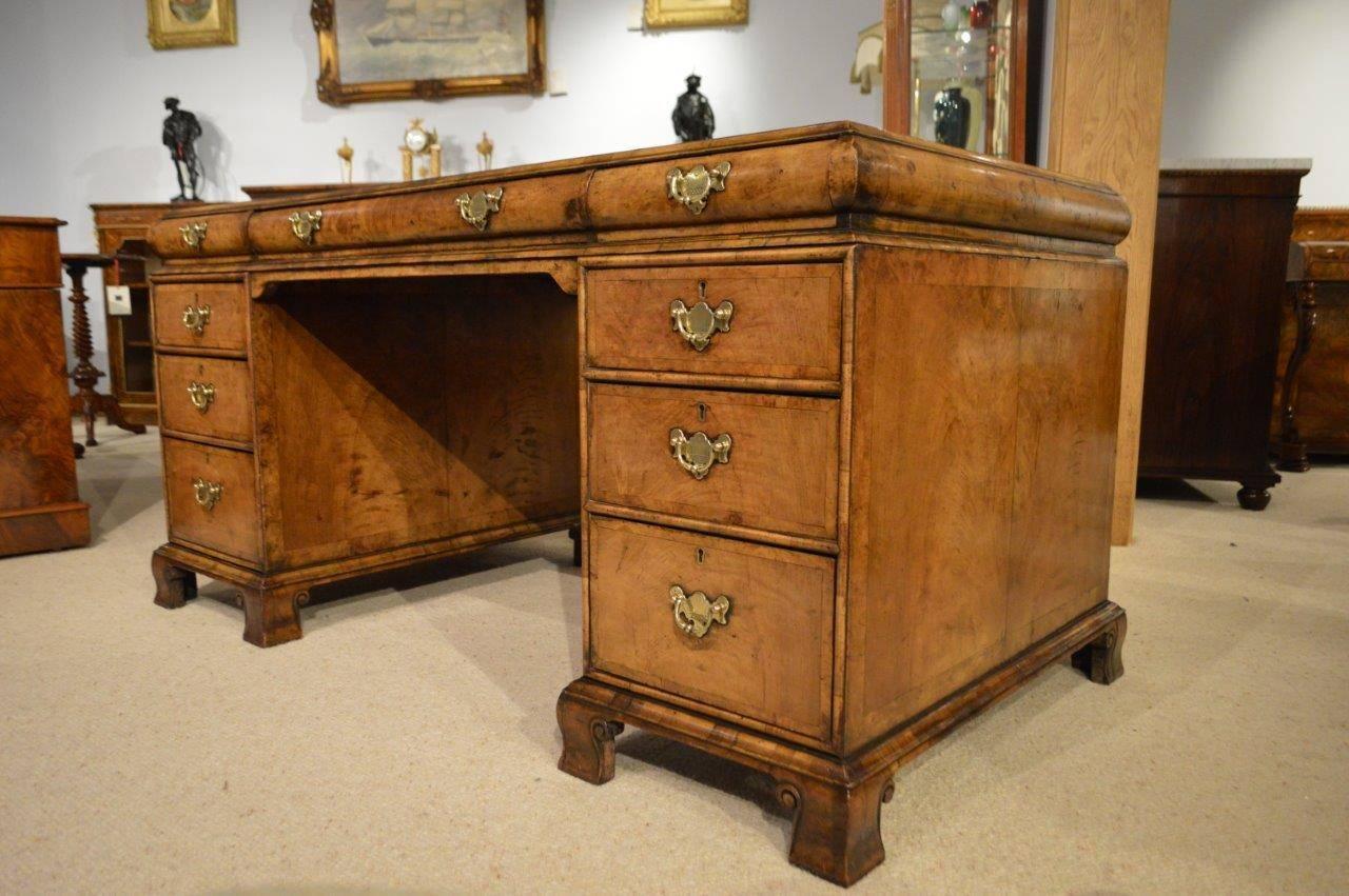 Good Walnut George I Style Antique Pedestal Desk In Excellent Condition In Darwen, GB