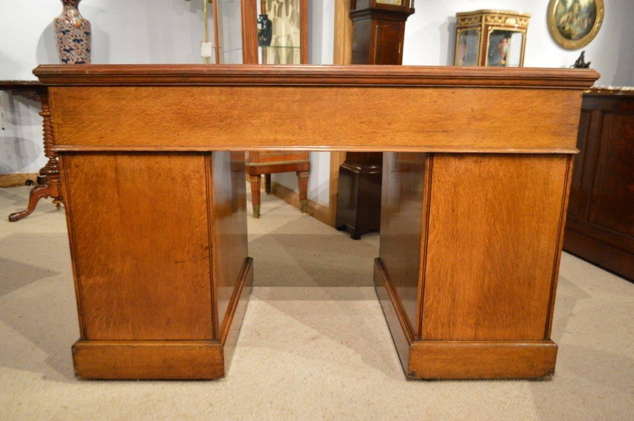 Beautiful Oak Late Victorian Period Antique Pedestal Desk by Maple & Co In Excellent Condition In Darwen, GB