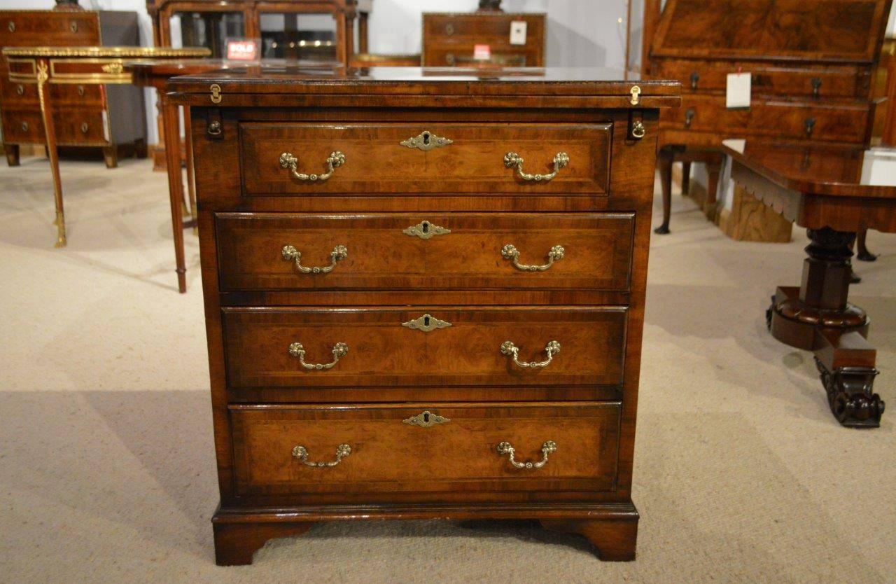 Walnut and Herringbone Banded George I Style Bachelors Chest In Excellent Condition In Darwen, GB