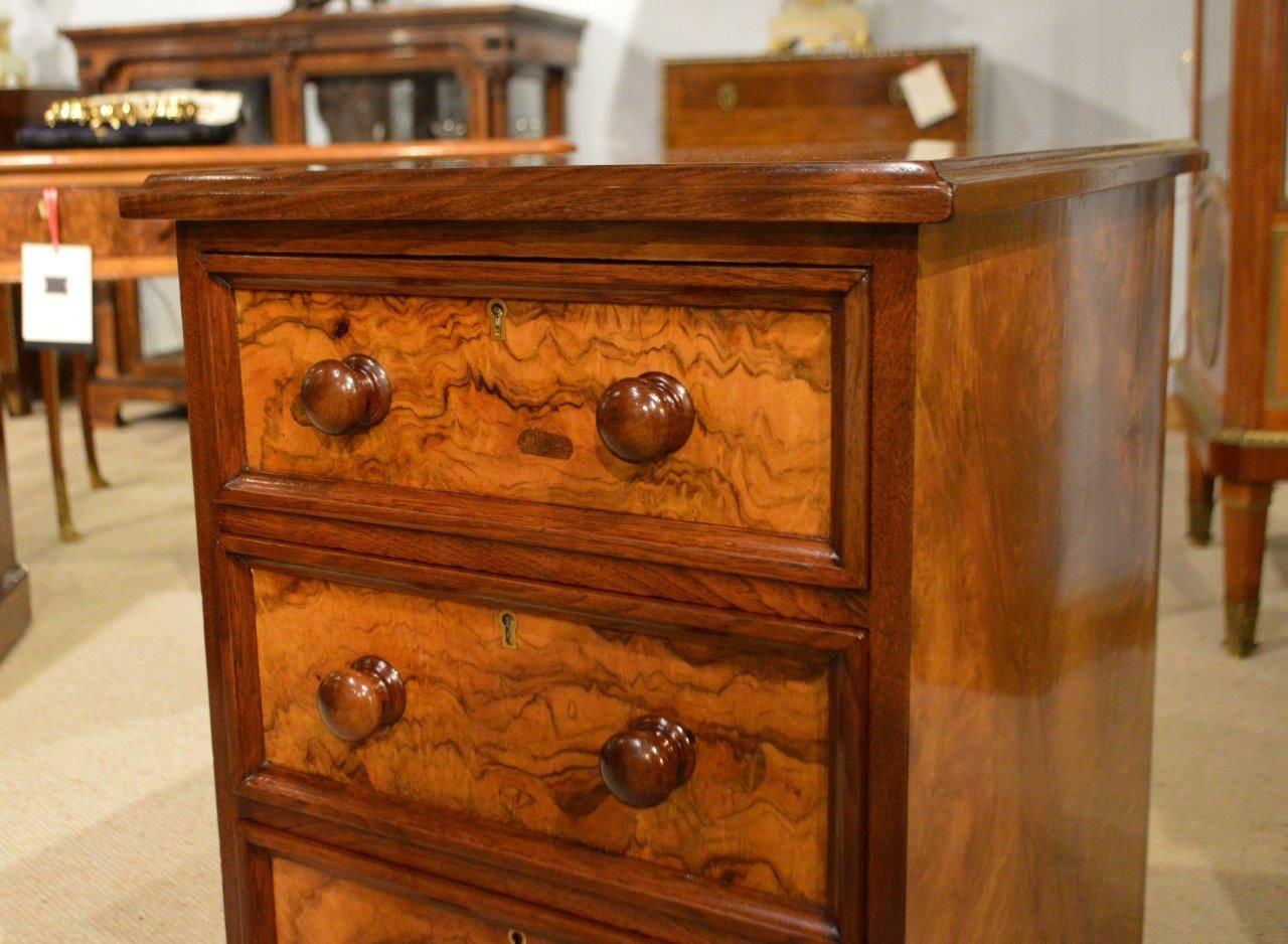 Fine Quality Pair of Burr Walnut Victorian Period Antique Bedside Chests In Excellent Condition In Darwen, GB