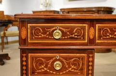 Bureau à piédestal de qualité en acajou incrusté de la fin du 19ème siècle par Maple & Co