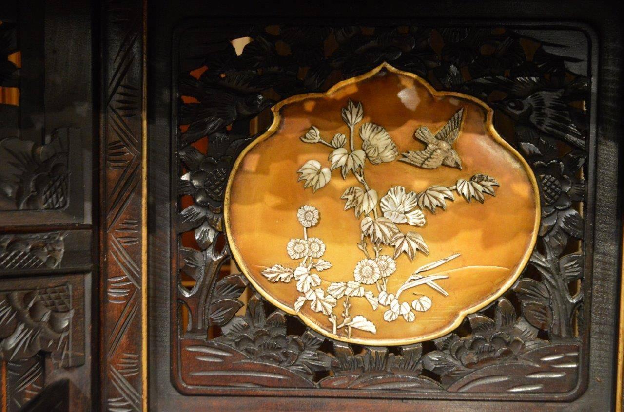 Japanese Meiji Period Carved Shodana In Excellent Condition In Darwen, GB