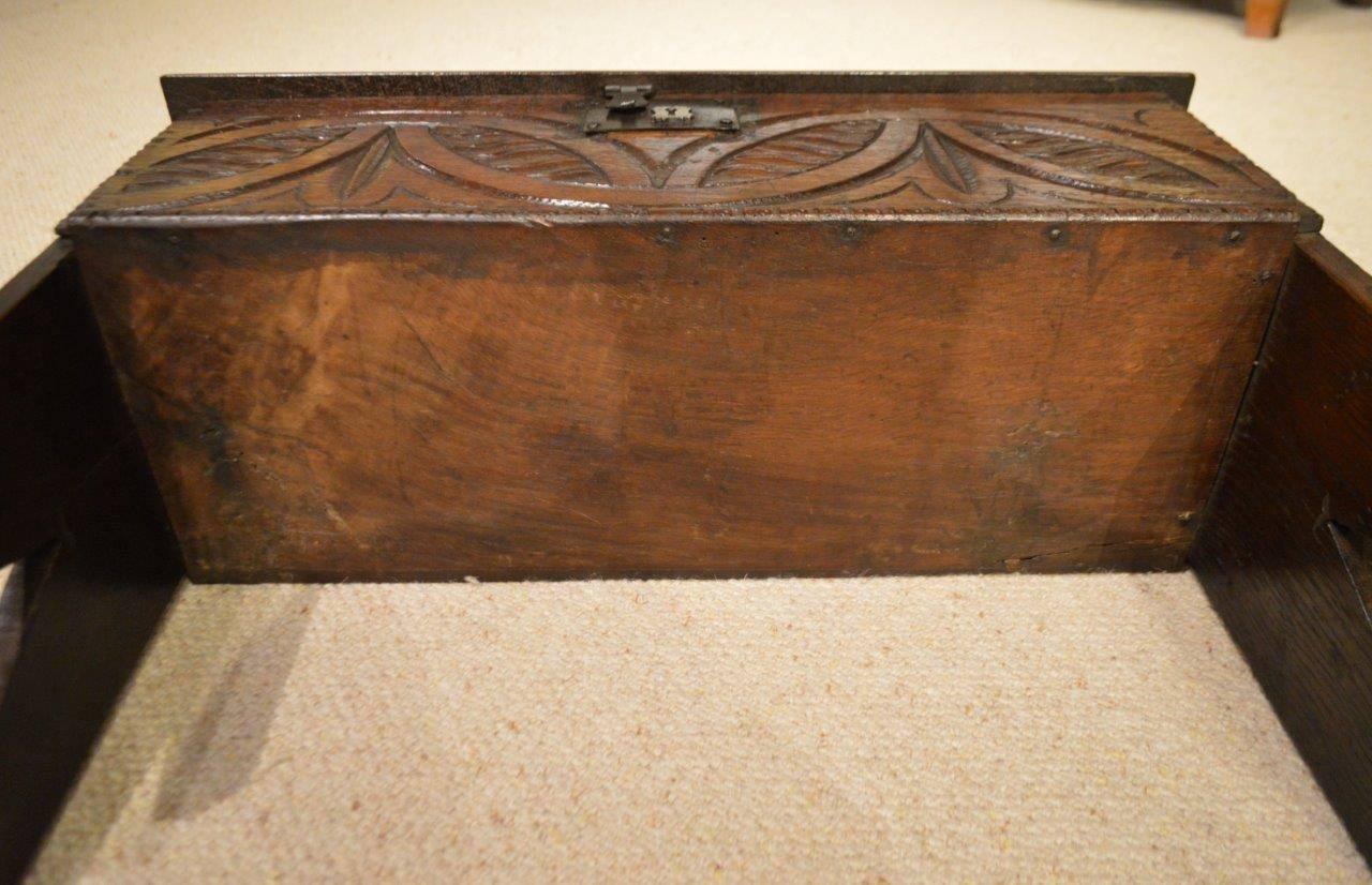 Small 17th Century Five Plank Oak Coffer In Excellent Condition In Darwen, GB
