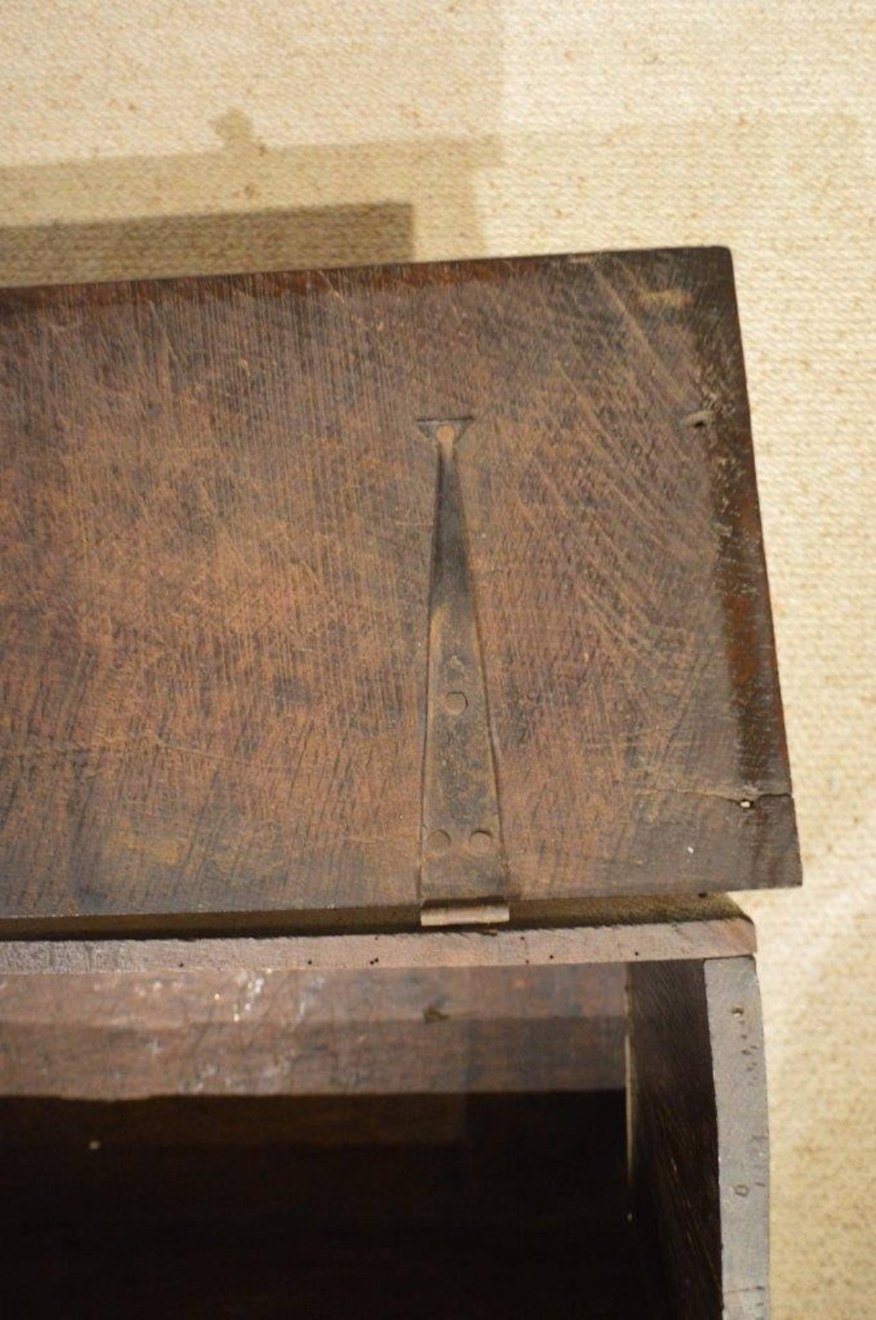 Small 17th Century Five Plank Oak Coffer 4