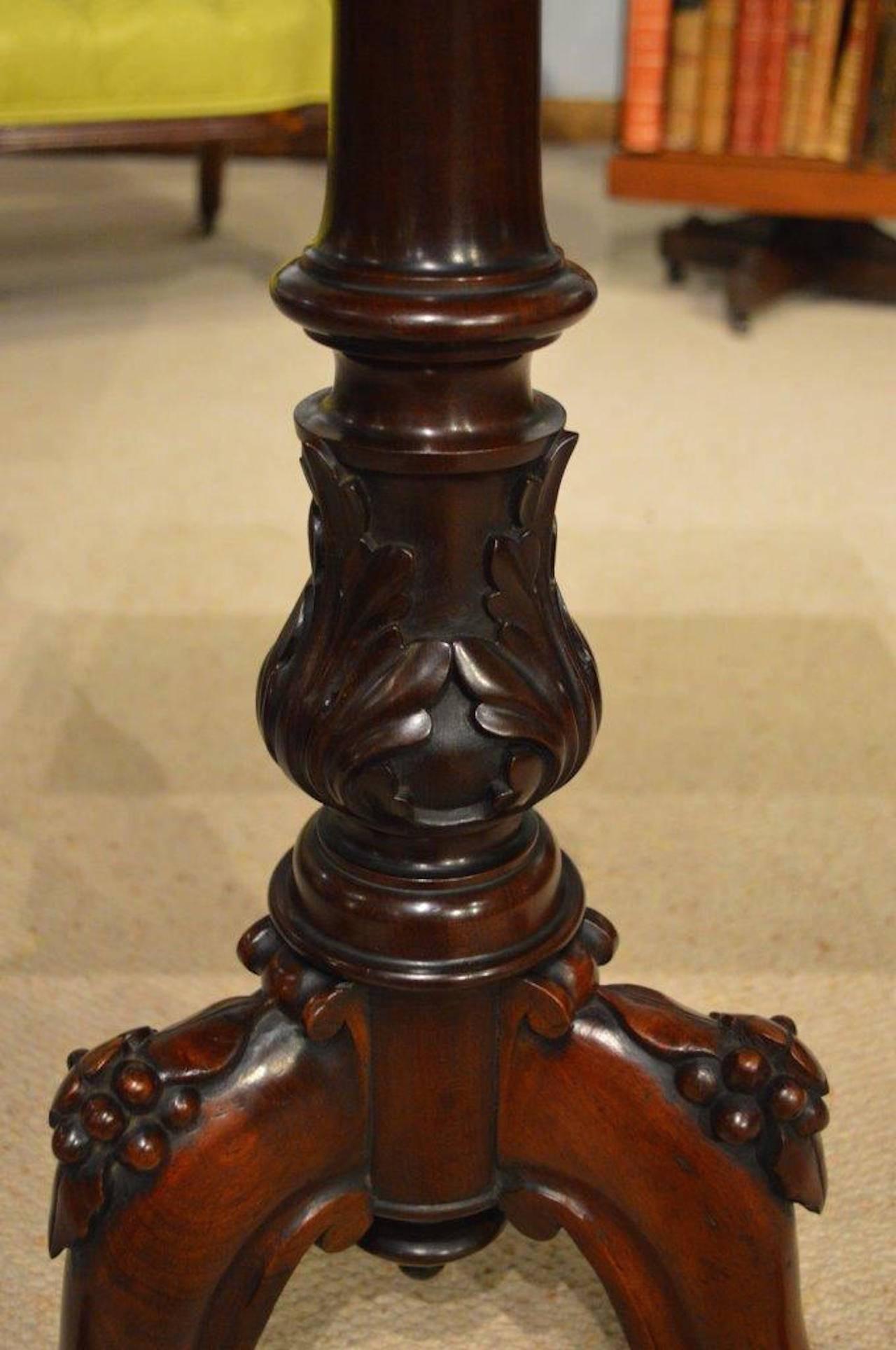 A beautiful satinwood, mahogany and parquetry inlaid early Victorian period antique chess table. The square top with a rosewood and satinwood inlaid chess top with parquetry geometric inlay. Supported on an acanthus carved column with floral carved
