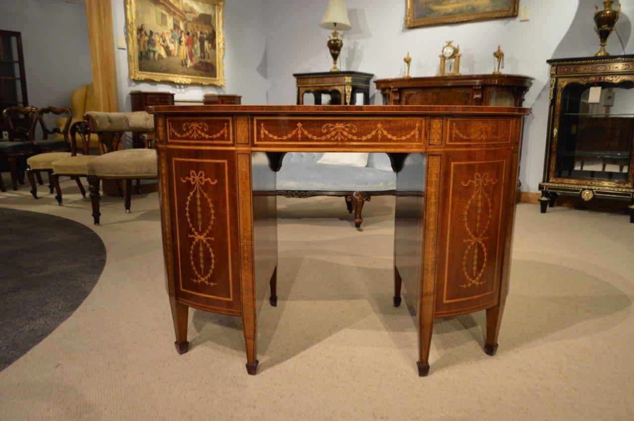 Fine Quality Mahogany Inlaid Late Victorian Period Kidney Shaped Desk In Excellent Condition In Darwen, GB