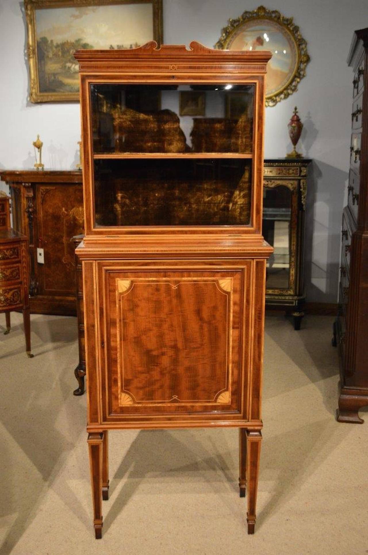 Early 20th Century Fine Quality Pair of Fiddleback Mahogany Edwardian Period Inlaid Cabinets