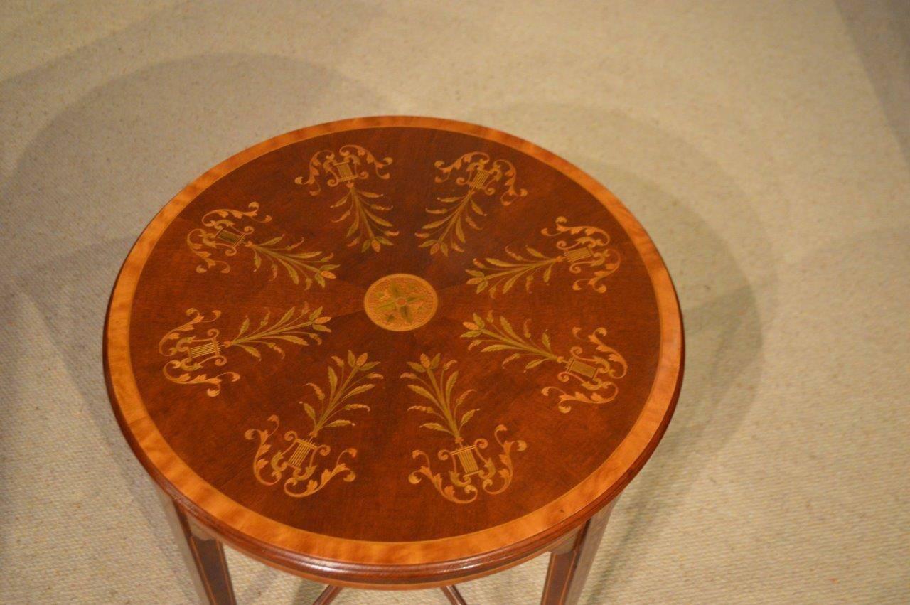 A fine quality mahogany Edwardian period circular table by Edwards & Roberts of London. The circular mahogany top banded in satinwood and with eight finely inlaid marquetry and pen-work panels. Supported on four square tapering supports with