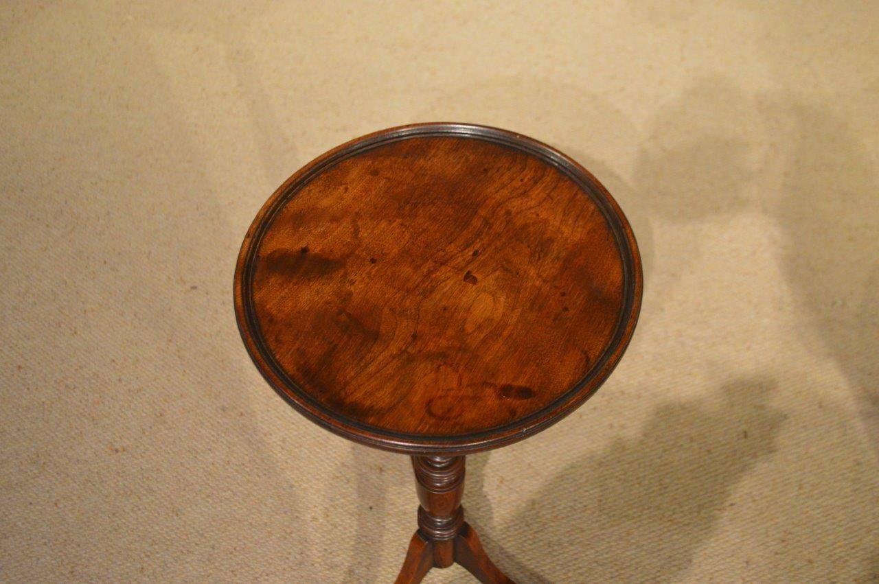 A good mahogany George III period circular wine table. Having a circular dished Cuban mahogany top, supported on a finely turned column with three swept supports and turned ball feet, English, circa 1780-1800.

Dimensions: 13