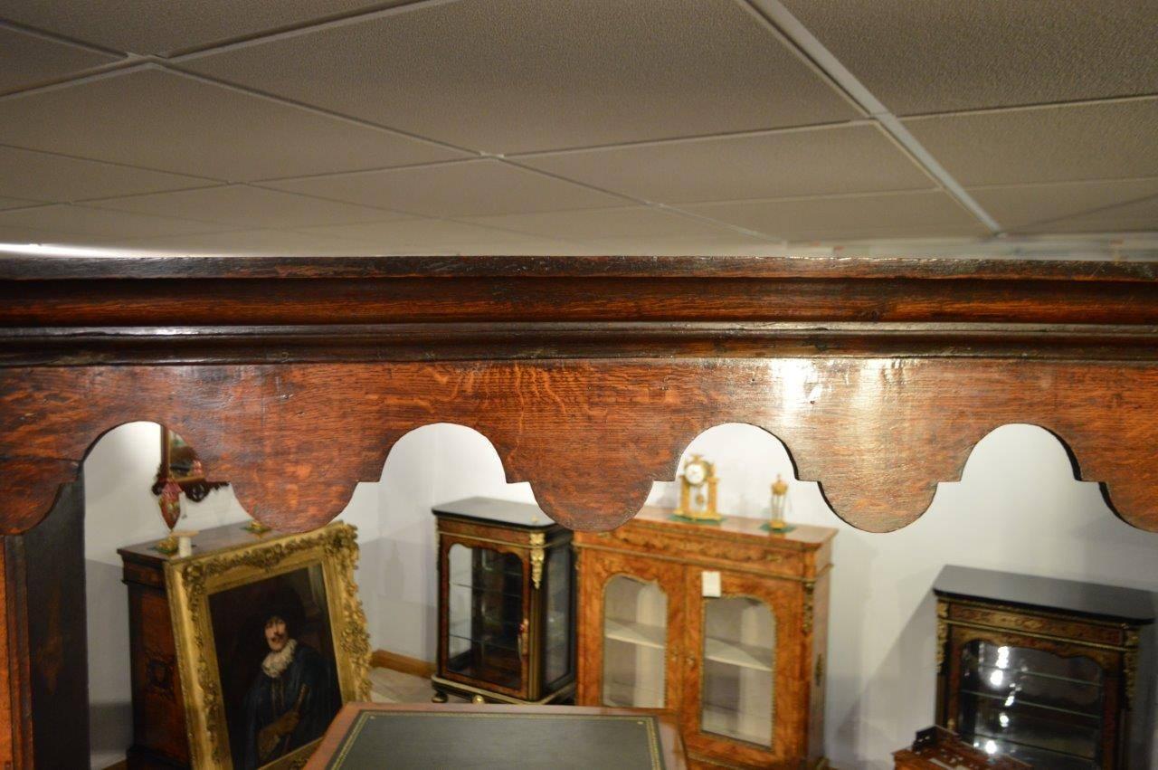 A good oak 18th century antique dresser and rack. The upper rack section with a shaped cornice above a wavy frieze and open shelves with six rectangular oak lined drawers. The lower base section with a two plank top above three rectangular oak