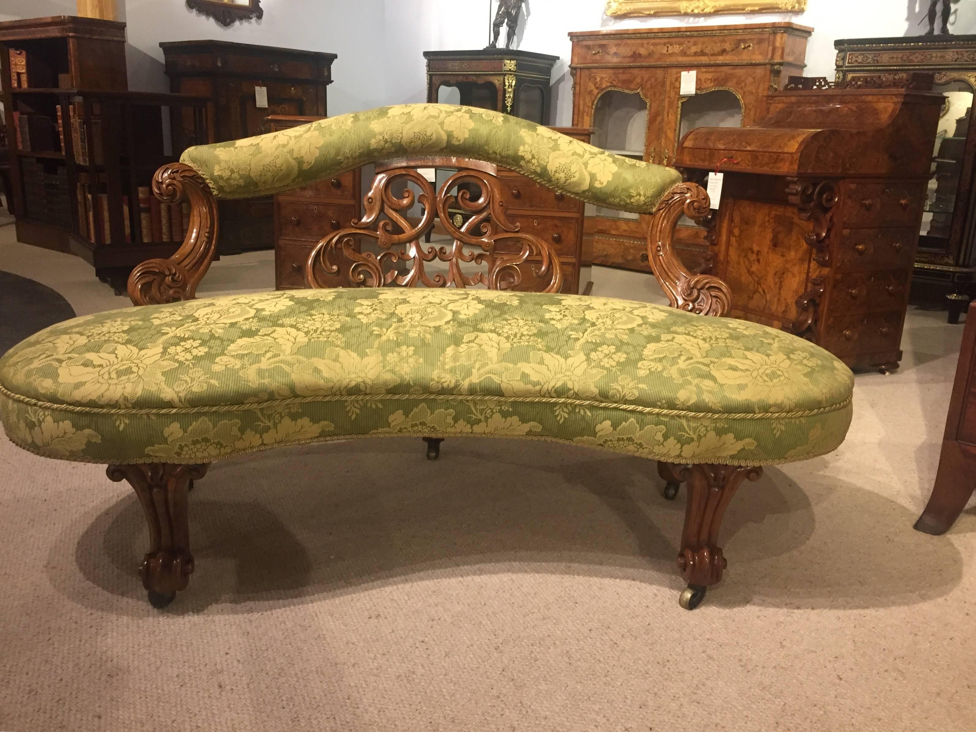Beautiful Quality Carved Walnut Victorian Period Boudoir Sofa 1