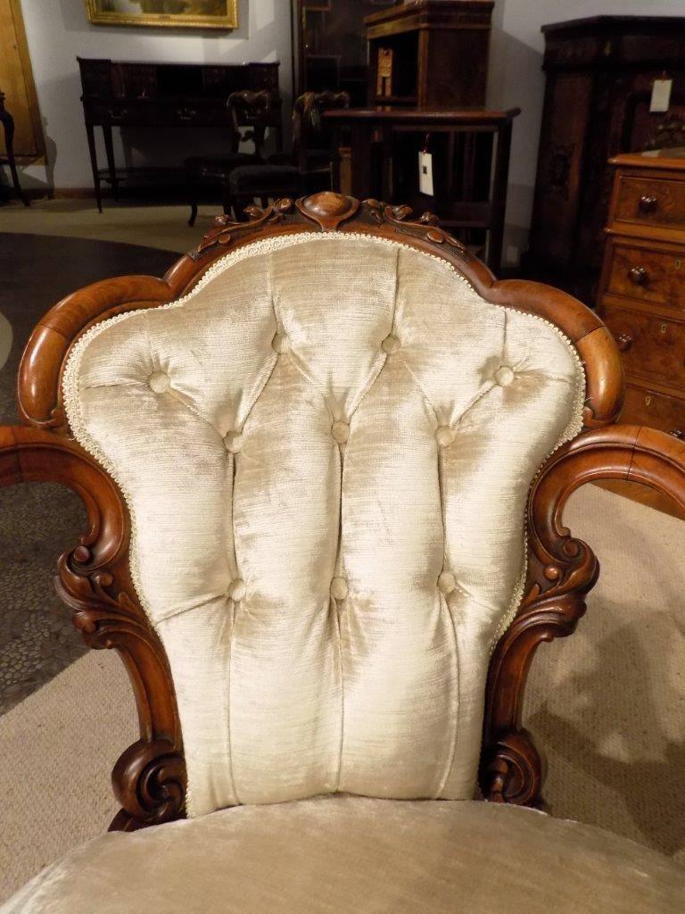 Fine Quality Walnut Victorian Period Double Spoon Back Antique Sofa 1