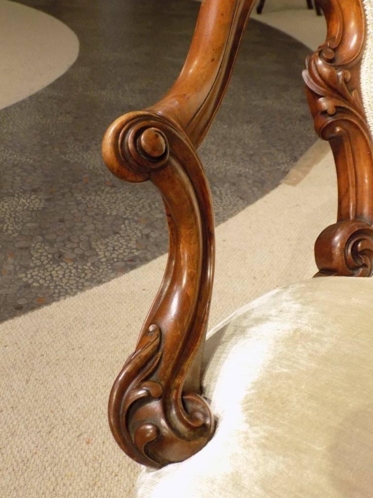 Fine Quality Walnut Victorian Period Double Spoon Back Antique Sofa 2