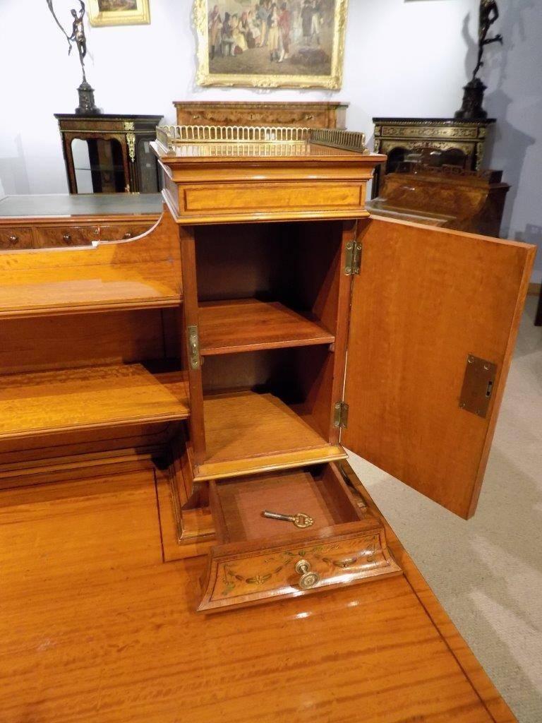 Fine Quality Satinwood Victorian Period Ladies Writing Table In Excellent Condition In Darwen, GB