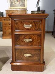 Fine Quality Pair of Walnut & Burr Walnut Victorian Period Bedside Chests